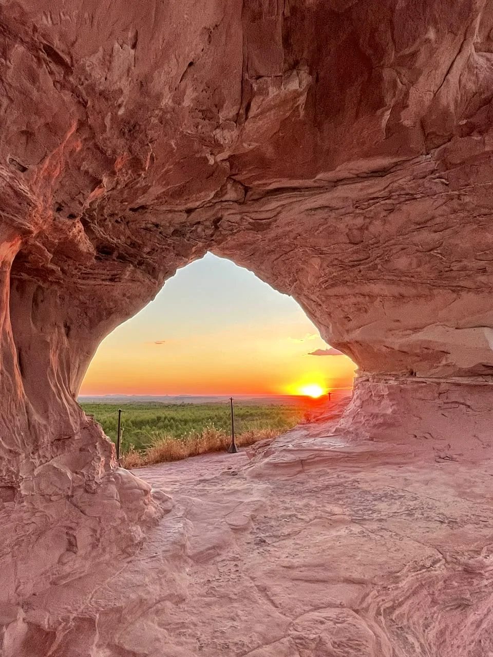 Pôr do sol visto de dentro do arco da Pedra Furada, no Jalapão