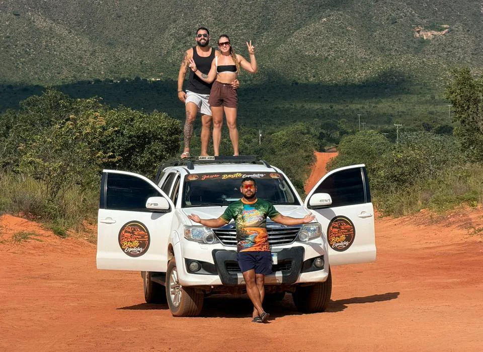 Toyota SW4 da Jalapão Bruto com viajantes na estrada de terra do Jalapão